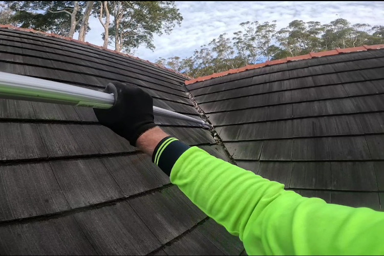 
Expertise in gutter cleaning with extended poles for pristine valleys on steep roofs in narooma